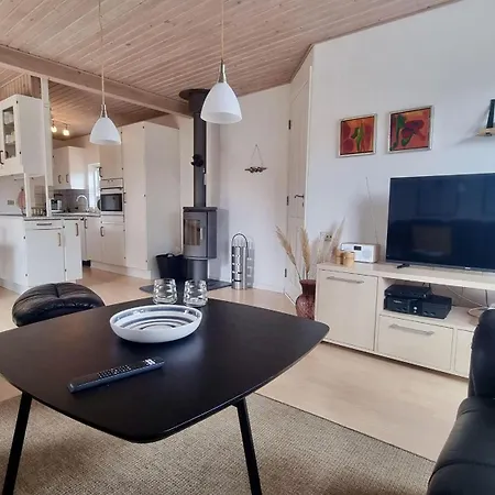 Ferienhaus-mit-aussenwhirlpool-saunatonne-und-drei-terrassen
