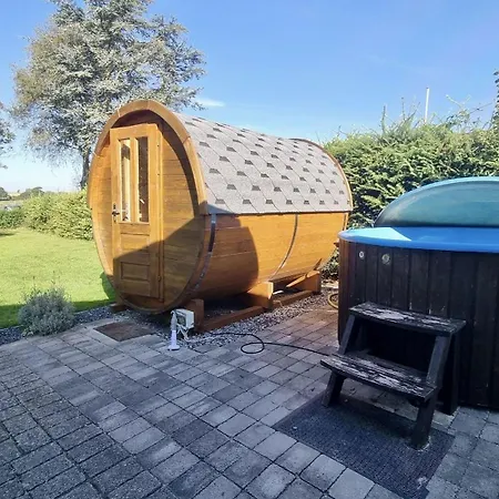 Ferienhaus-mit-aussenwhirlpool-saunatonne-und-drei-terrassen