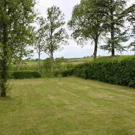 Ferienhaus-mit-aussenwhirlpool-saunatonne-und-drei-terrassen